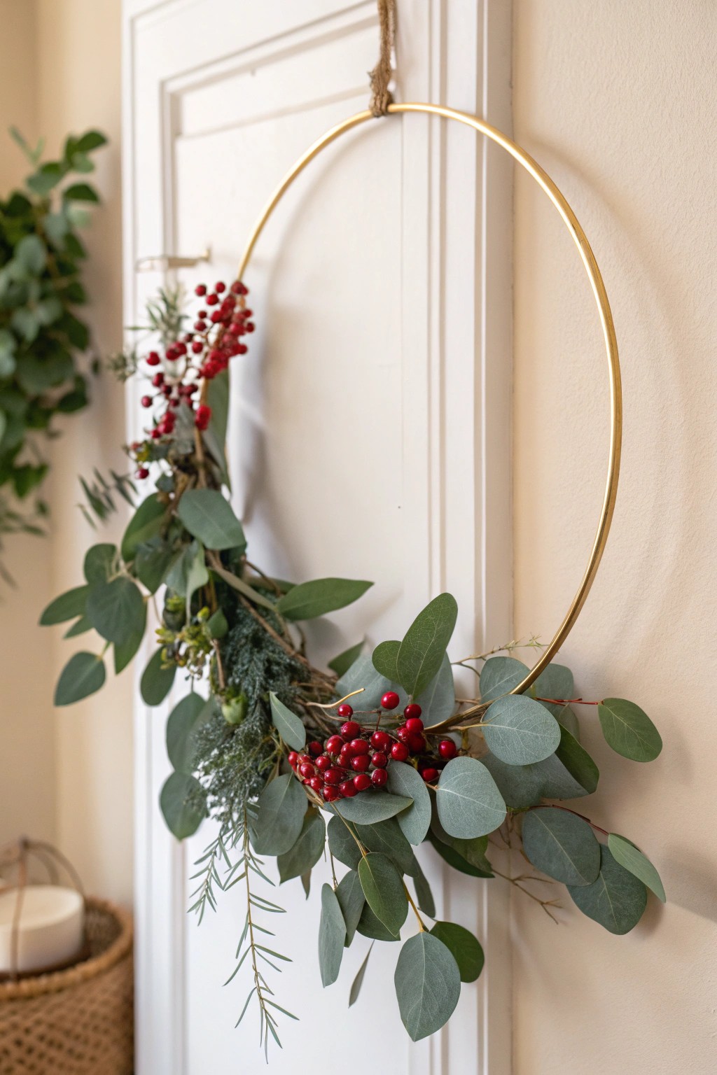Scandinavian-inspired minimalist wreath: half-hoop, all beauty.
