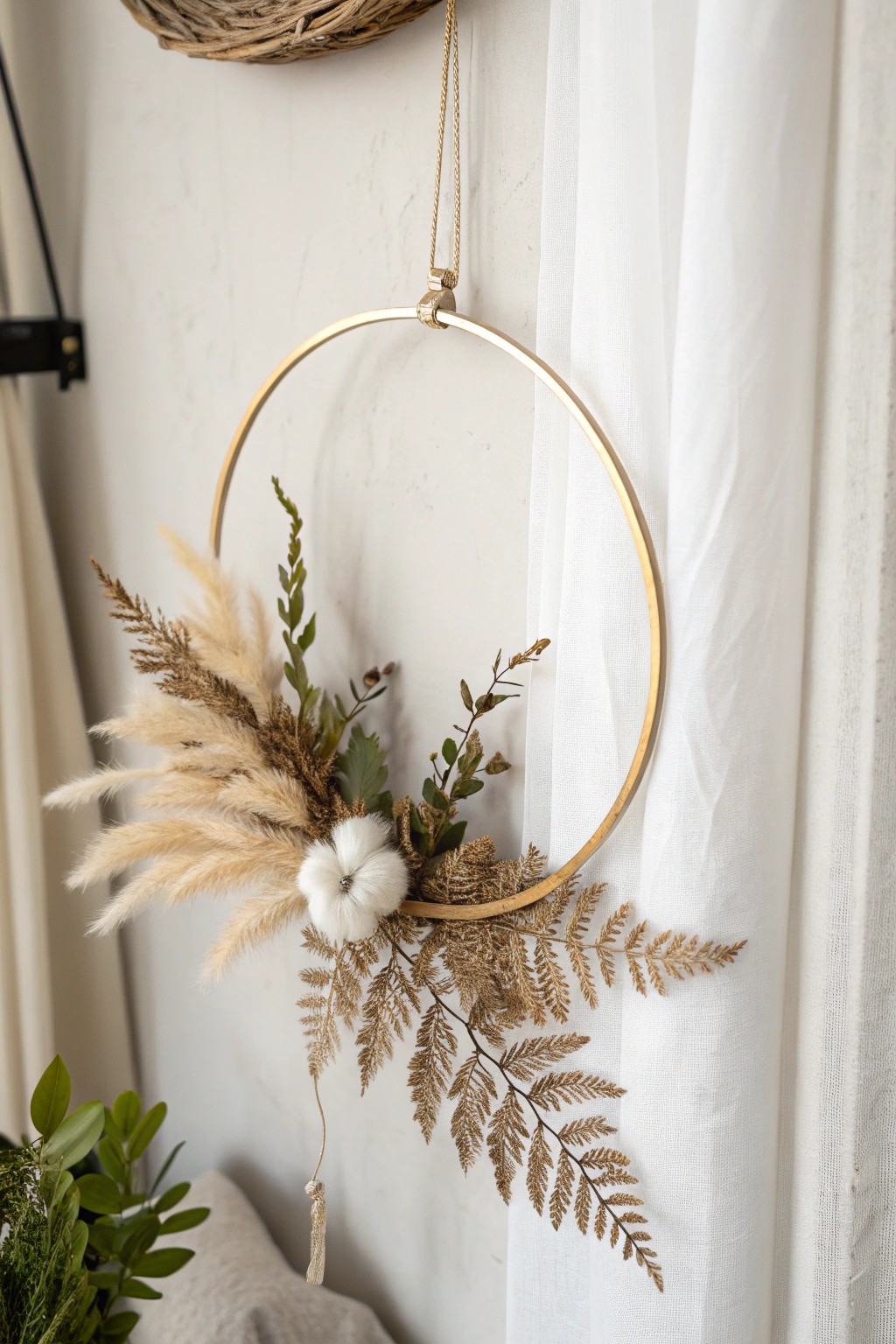 Effortless elegance: a minimalist hoop wreath with dried florals for timeless, natural beauty.